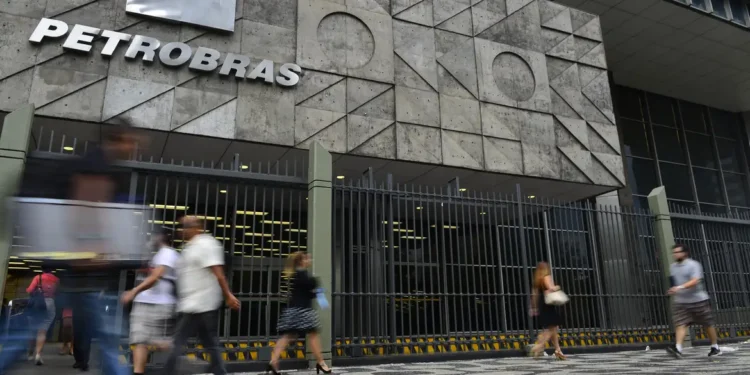 Petrobras faz concurso para nível técnico com salário de R$ 5,8 mil