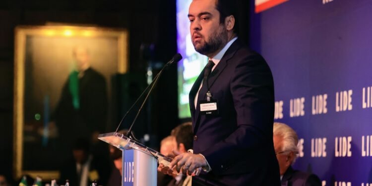 Castro destaca o reflexo do crescimento da indústria fluminense no desenvolvimento do Brasil, durante Fórum do Lide em Nova Iorque