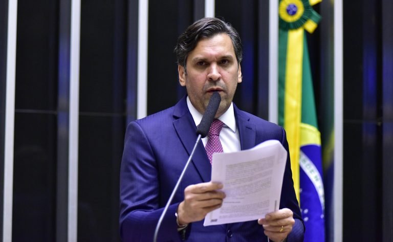 Isnaldo Bulhões Junior discursa na tribuna do Plenário