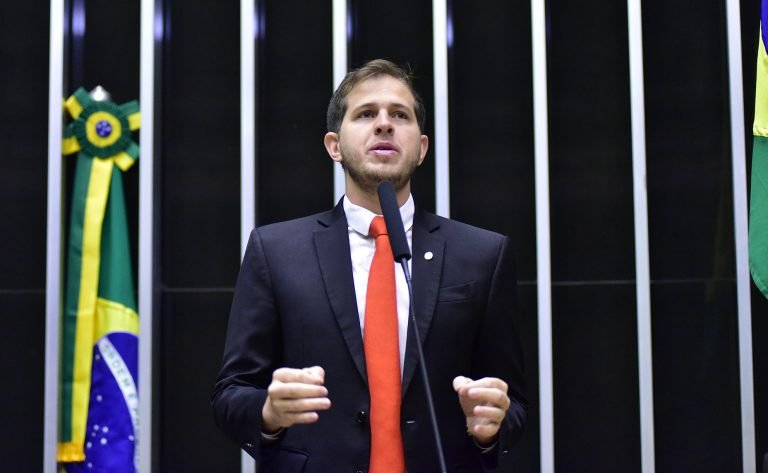 Pedro Campos discursa na tribuna do Plenário