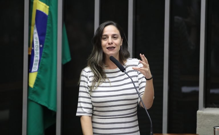 Deputada Fernanda Melchionna fala ao microfone