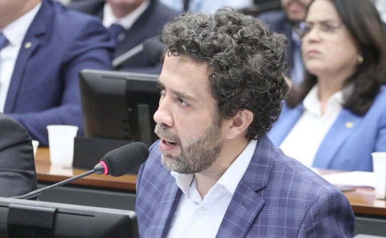 Deputado André Janones fala ao microfone