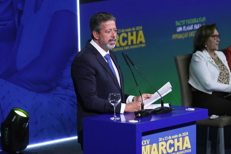 Deputado Arthur Lira fala ao microfone