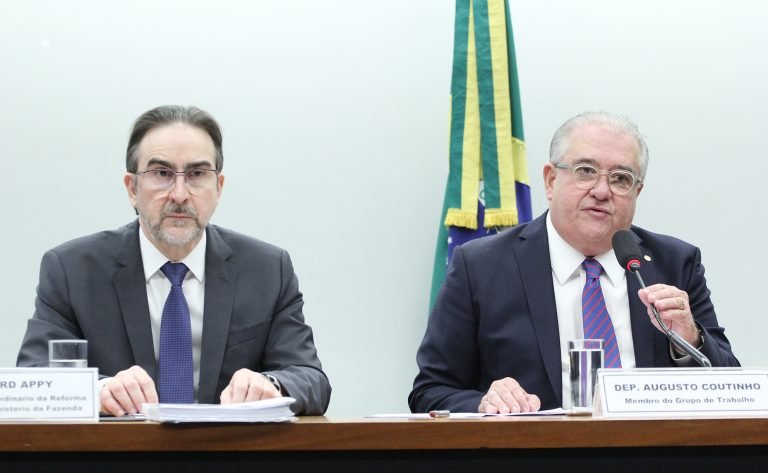Dois homens estão sentados à mesa