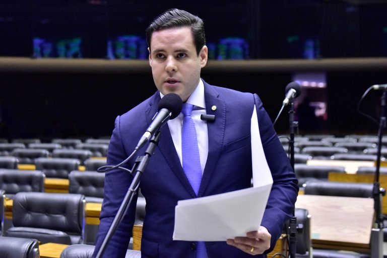 Deputado Rodrigo Valadares fala ao microfone