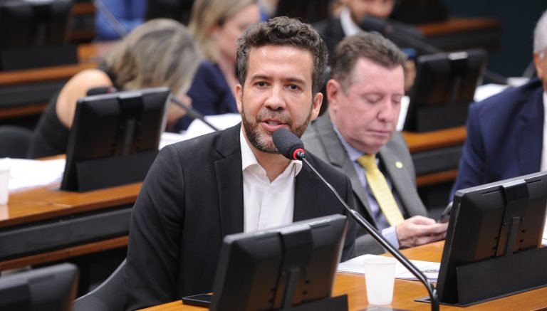 Deputado André Janones fala ao microfone