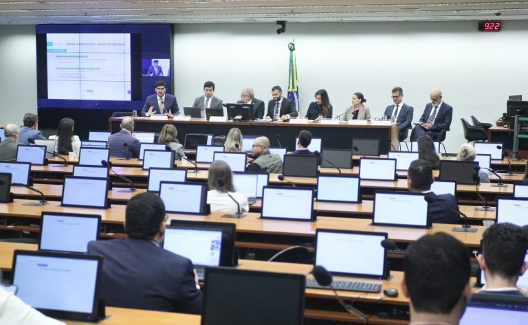 Audiência Pública - Regimes diferenciados, reduções de alíquotas as atividades desportivas e outros temas. Assessor da Secretaria Extraordinária da Reforma Tributária do Ministério da Fazenda - Secretaria Extraordinária da Reforma Tributária do Ministério da Fazenda, João Pedro Nobre; Presidente do Instituto de Aplicação do Tributo - IAT - Instituto de Aplicação do Tributo - IAT, Tácio Lacerda Gama; Dep. Augusto Coutinho (REPUBLICANOS - PE); Advogada e Sócia da DETAX Consultoria Tributária - DETAX Consultoria Tributária, Maria Carolina Gontijo; Presidente da Associação Brasileira de Arte Contemporanea e Representante do Coletivo 215 - Associação Brasileira de Arte Contemporânea (ABACT) e do Coletivo 215, Victoria Zuffo; Assessor Jurídico da Confederação Brasileira de Futebol - CBF - Confederação Brasileira de Futebol - CBF, Sérgio Couto dos Santos e Presidente do Comitê Gestor da Associação Brasileira das Agências de Comunicação - ABRACOM - Comitê Gestor da Associação Brasileira das Agências de Comunicação - ABRACOM, Fábio Santos