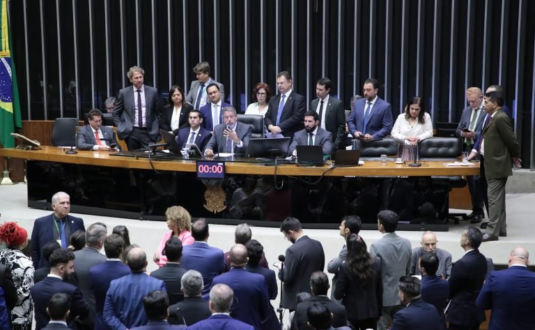 Discussão e votação de propostas. Dep. Jilmar Tatto (PT - SP); Dep. Zeca Dirceu (PT - PR); Dep. Alice Portugal (PCdoB - BA); Dep. Domingos Neto (PSD - CE); Dep. André Ferreira (PL - PE); Presidente da Câmara dos Deputados, Arthur Lira; Dep. Carla Zambelli (PL - SP); Dep. Sóstenes Cavalcante (PL-RJ); Dep. Daniel Barbosa (PP - AL); Dep. Soraya Santos (PL - RJ); Dep. Vermelho (PL - PR); Dep. Filipe Barros (PL - PR); Dep. Roberto Monteiro Pai (PL - RJ)