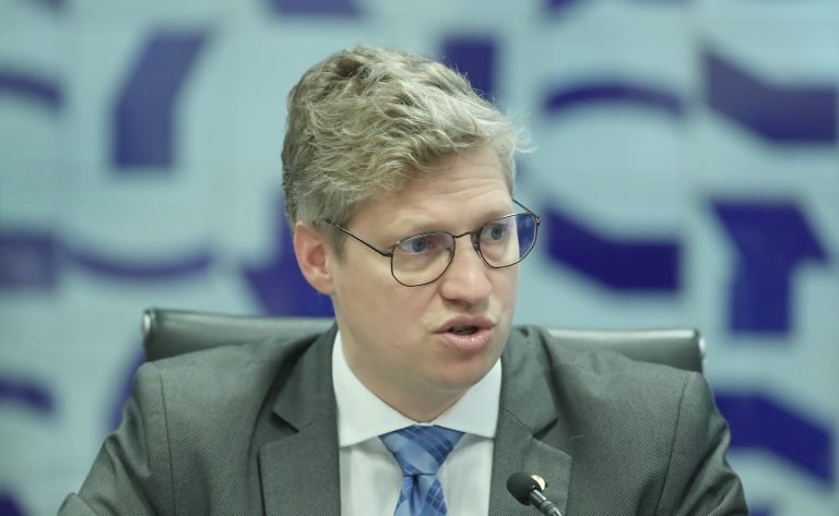 Deputado Marcel van Hattem fala ao microfone