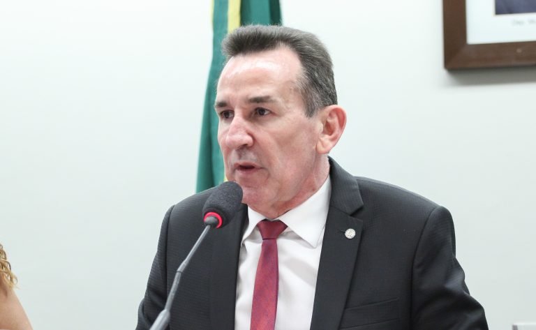 Deputado Jorge Goetten fala ao microfone