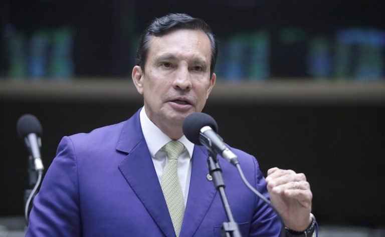 Deputado Sidney Leite fala ao microfone