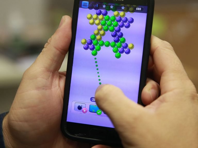 Criança joga num celular