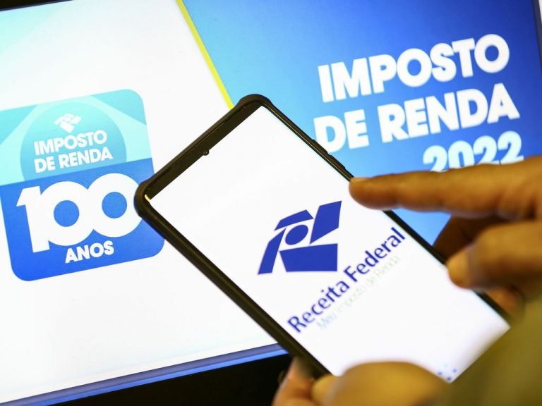 Celular na tela da Receita Federal