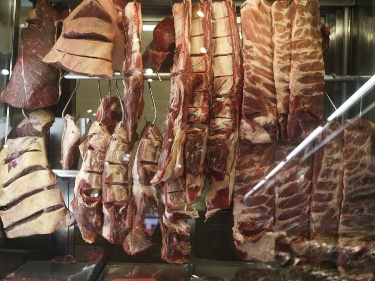 Carnes penduradas num açougue