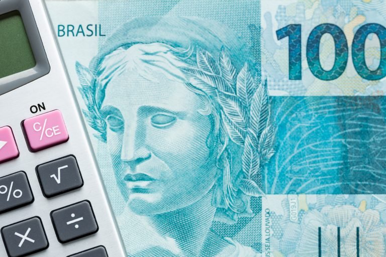Nota de dinheiro e calculadora