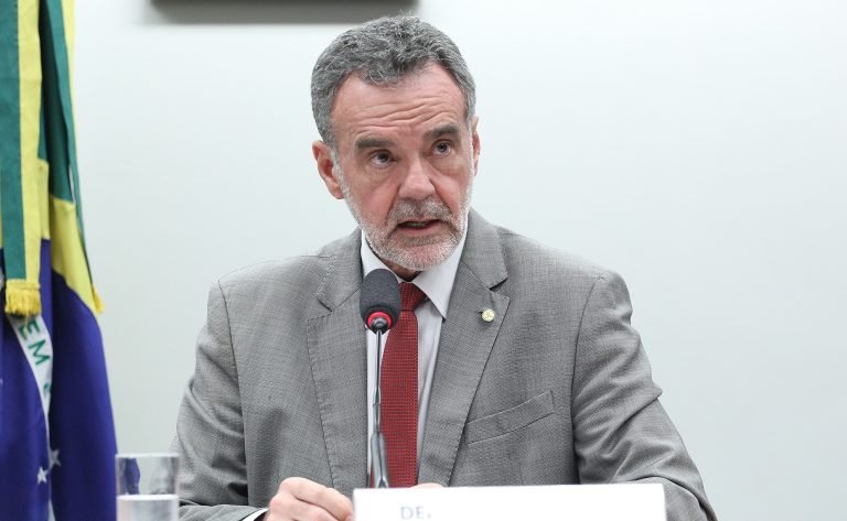 Deputado Daniel Almeida fala ao microfone