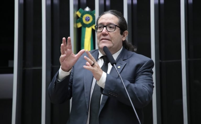 Deputado Tarcísio de Motta fala ao microfone