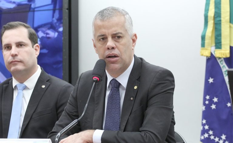 Deputado Evair Vieira de Melo fala ao microfone