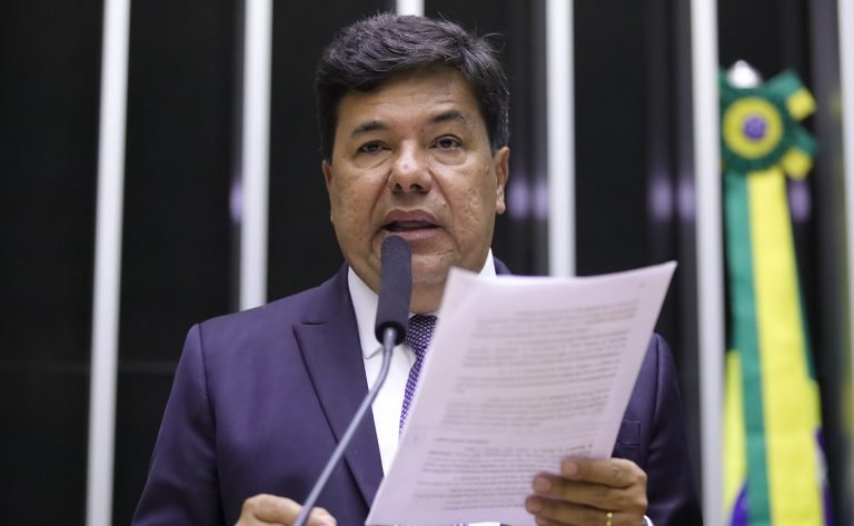 Deputado Mendonça Filho fala ao microfone