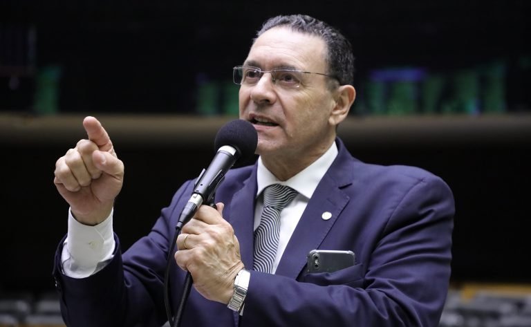 Deputado Vitor Lippi fala ao microfone