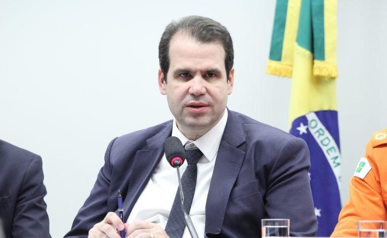 Deputado Aureo Ribeiro fala ao microfone