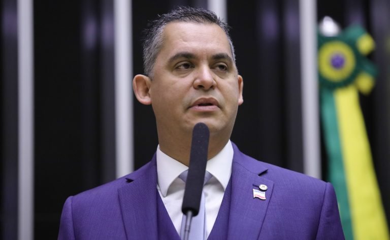 Deputado Gilson Daniel fala ao microfone