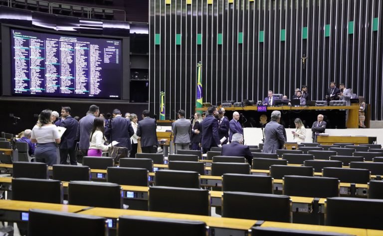 Discussão e votação de propostas legislativas.