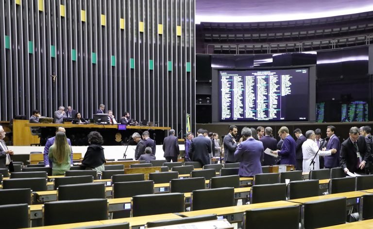 Discussão e votação de propostas legislativas.