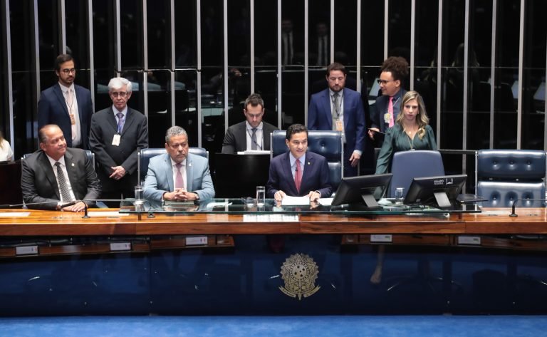 Promulgação da Emenda Constitucional 133/24, referente à Proposta de Emenda à Constituição nº 9, de 2023. Senador, Eduardo Gomes (PL - TO). Senador, Dr. Hiran (PP - RR). Dep. Marcos Pereira (REPUBLICANOS - SP).