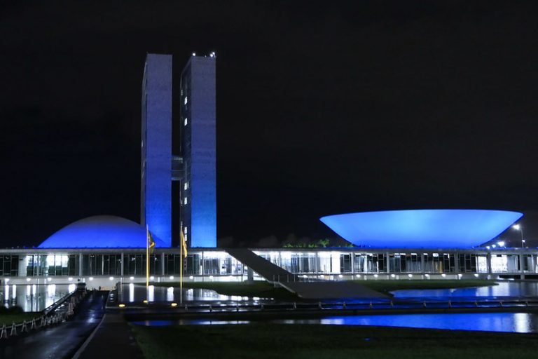 Prédio do Congresso iluminado de azul