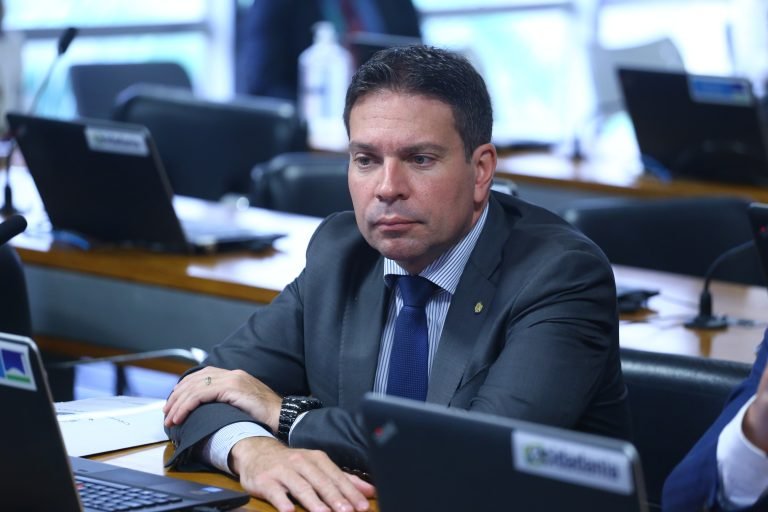 Deputado Delegado Ramagem fala ao microfone