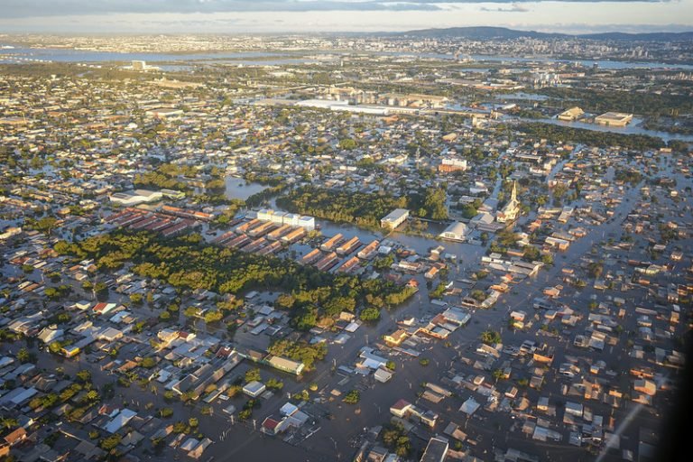 Vista aérea de uma cidade inundada pelas chuvas