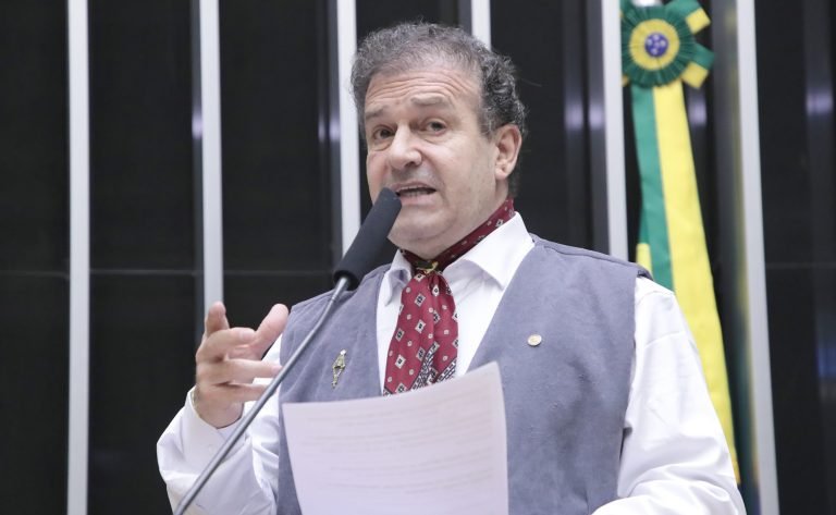 Deputado Pompeo de Mattos fala ao microfone