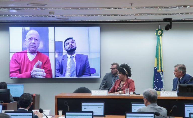 Deputados reunidos numa sala