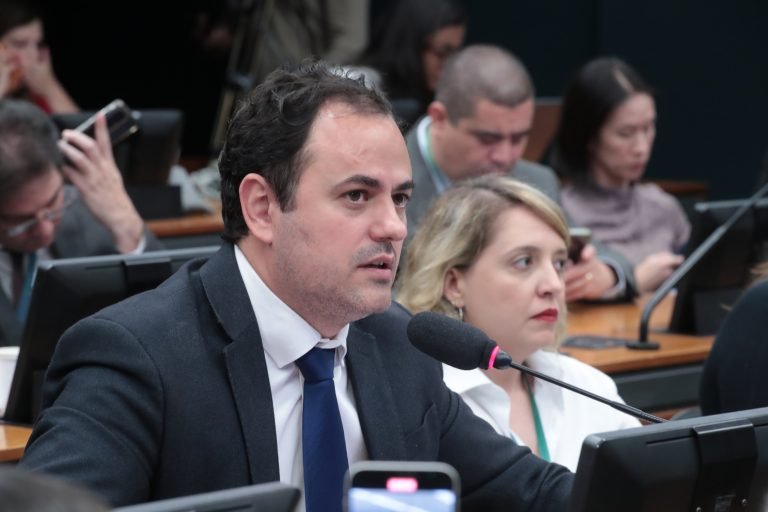 Deputado Glauber Braga fala ao microfone