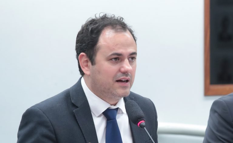 Deputado Glauber Braga fala ao microfone