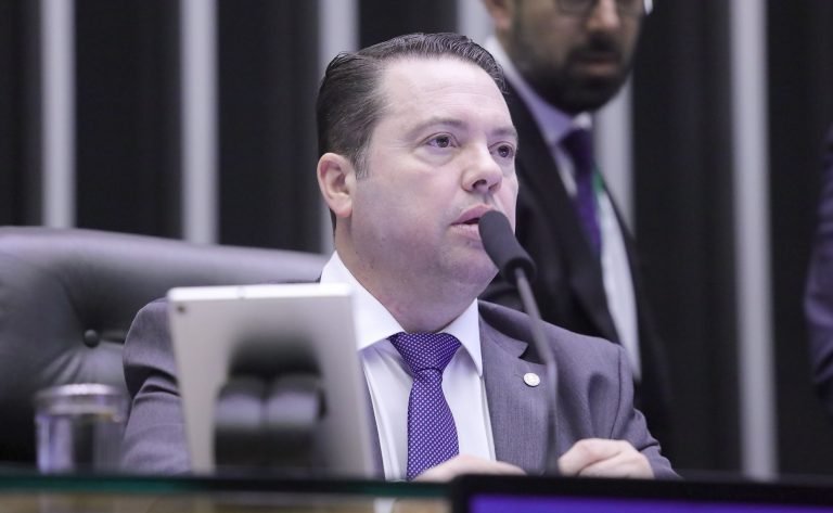 Deputado Rodolfo Nogueira fala ao microfone