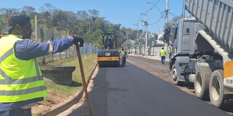 Serviços Públicos realiza asfaltamento em bairros da cidade Serviços Públicos realiza asfaltamento em bairros da cidade