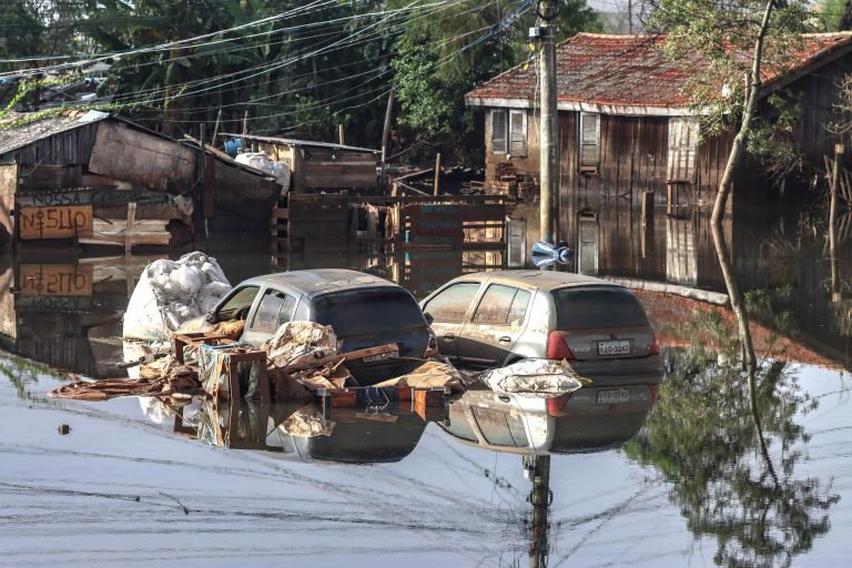 Bairro Farrapos Porto Alegre alagado alagamento enchente carros