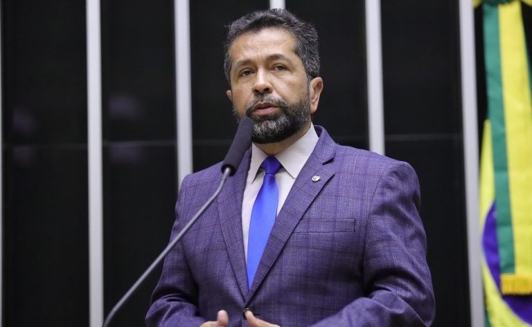 Deputado Henderson Pinto fala ao microfone