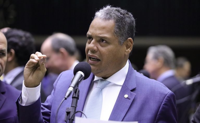 Deputado Antonio Brito fala ao microfone