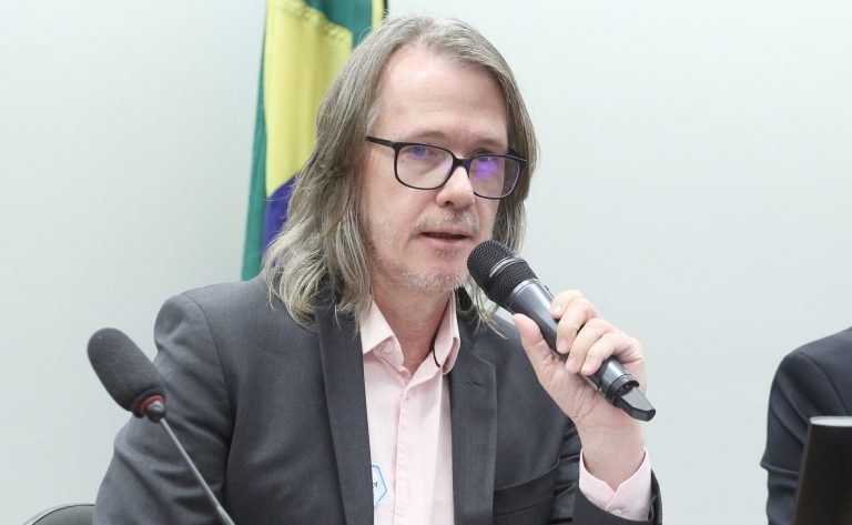 Audiência Pública - O Impacto econômico na comercialização ilegal de cigarros eletrônicos no Brasil. Coordenador da Comissão de Tabagismo da SBPT, Paulo Cézar Corrêa