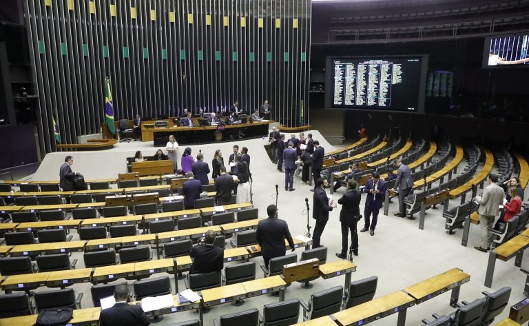 Discussão e votação de propostas legislativas.