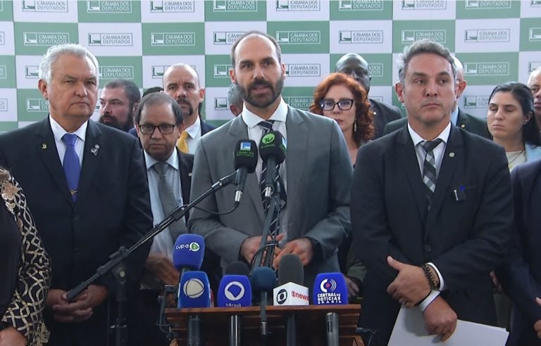 Entrevista coletiva de parlamentares de oposição