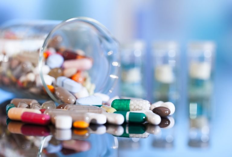 Diversos tipos de medicamentos: comprimidos, cápsulas, drágeas
