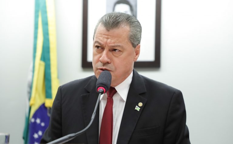 Deputado Daniel Agrobom fala ao microfone