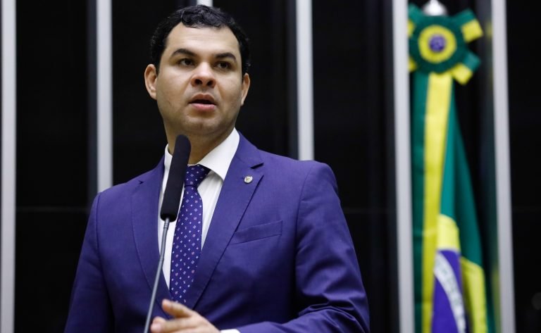 Deputado Saullo Vianna fala ao microfone