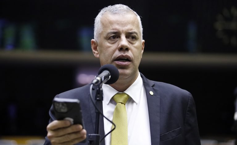 Deputado Evair Vieira de Melo fala ao microfone