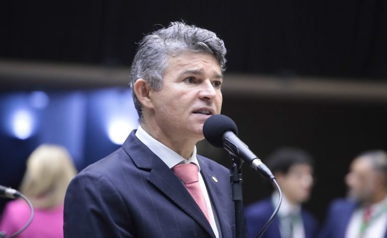 Deputado José Medeiros fala ao microfone