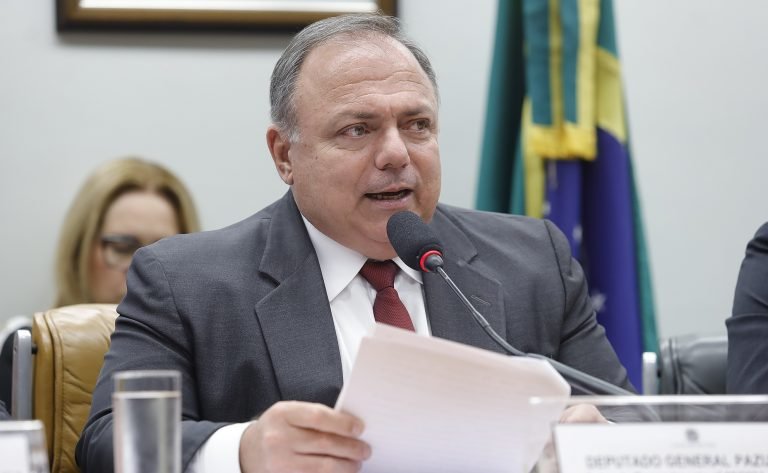 Deputado General Pazuello fala ao microfone